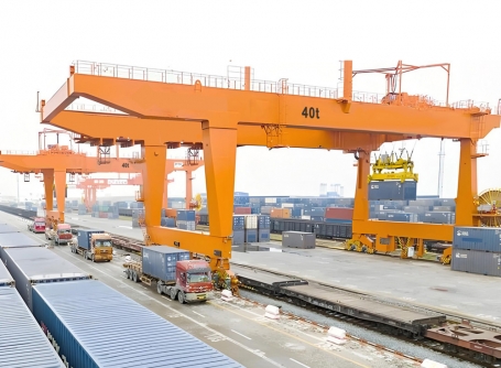 Rail-mounted gantry crane